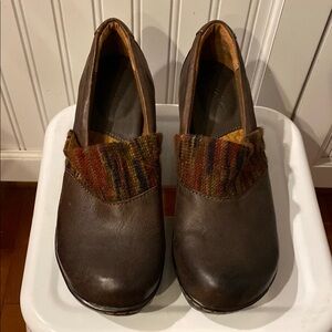 Stylish Brown Leather Shoes with Multicolor Knit Accent